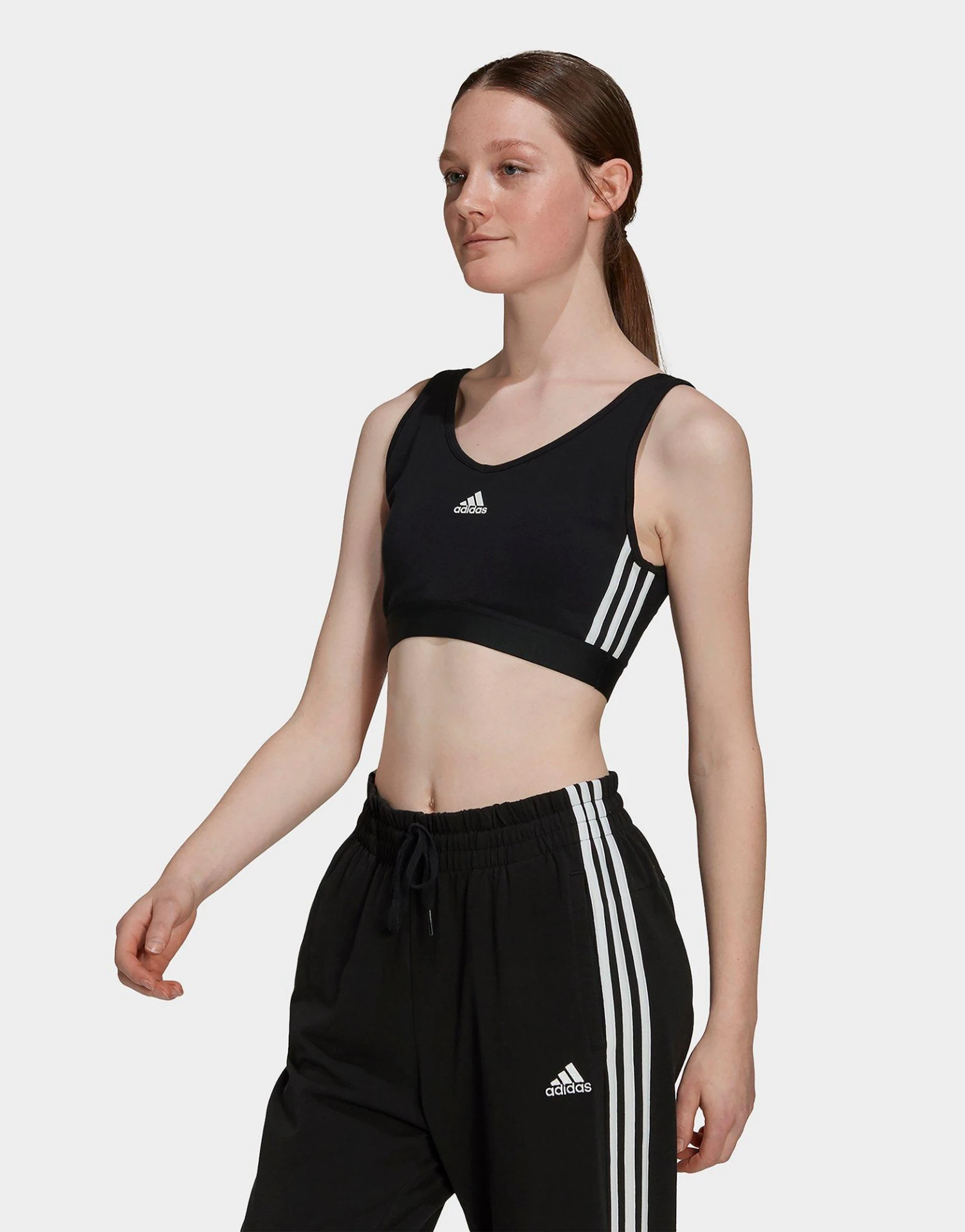 Adidas Essentials 3-Stripes Croptop Met Uitneembare Cups 3 Adidas Essentials 3-Stripes Croptop Met Uitneembare Cups
