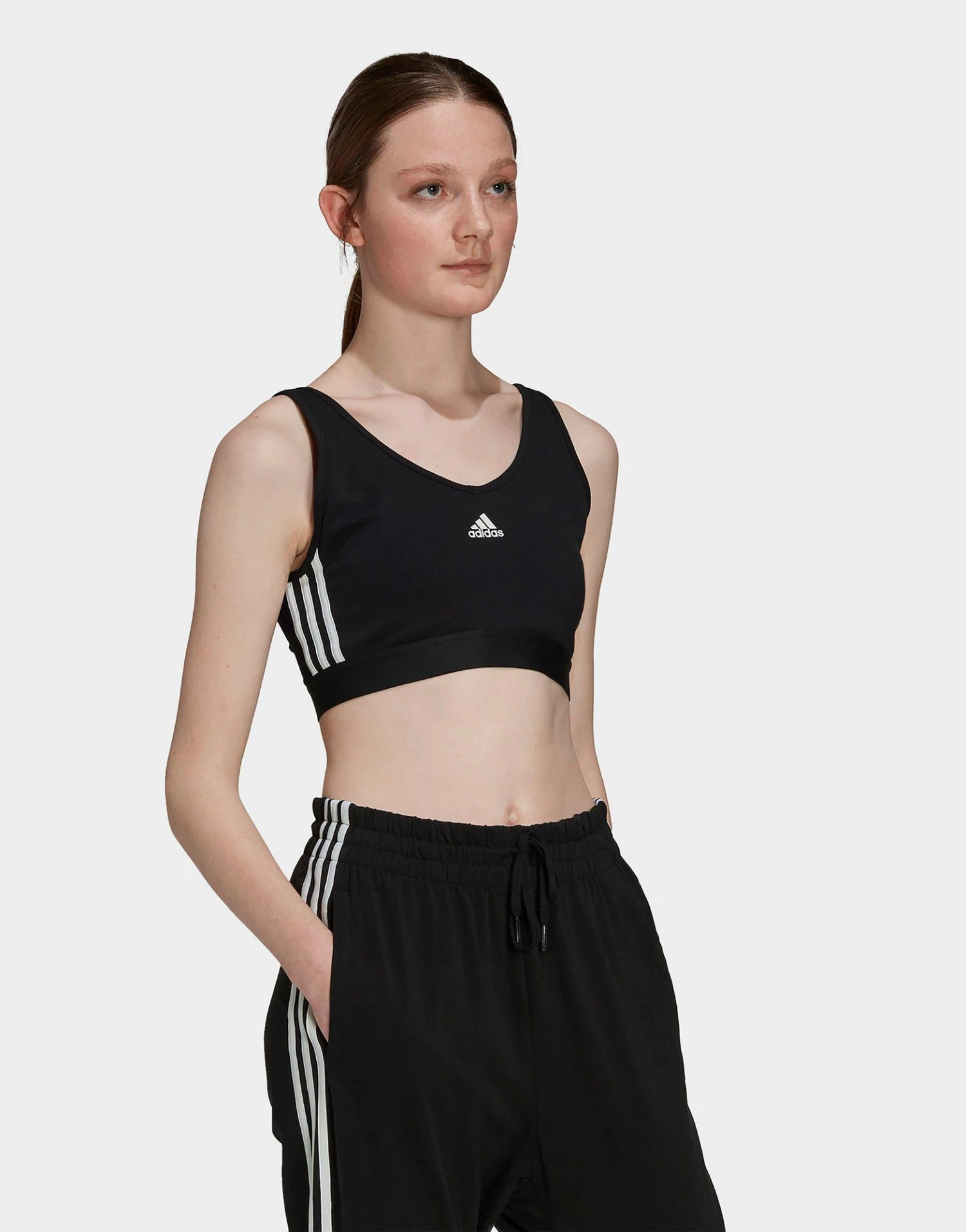 Adidas Essentials 3-Stripes Croptop Met Uitneembare Cups 4 Adidas Essentials 3-Stripes Croptop Met Uitneembare Cups - Afbeelding 2